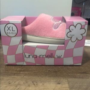 NIB WOMENS FUZZY PINK GLITTERY COWGIRL HAT SLIPPERS